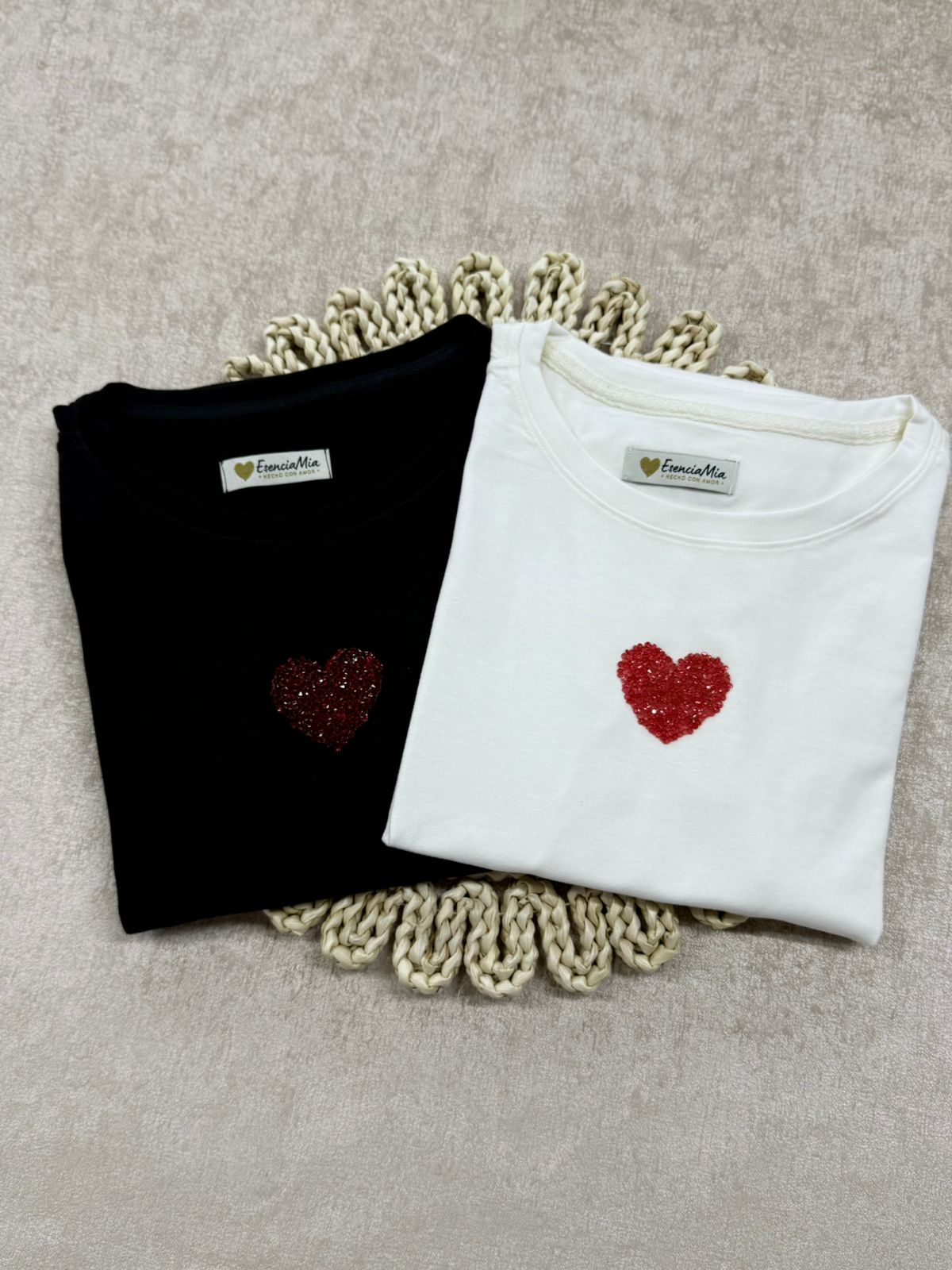 camiseta con corazón en frente de piedras