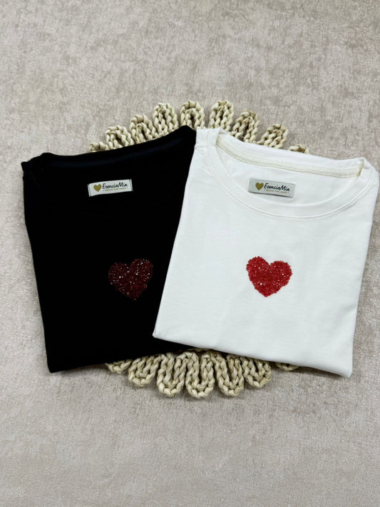 camiseta con corazón en frente de piedras