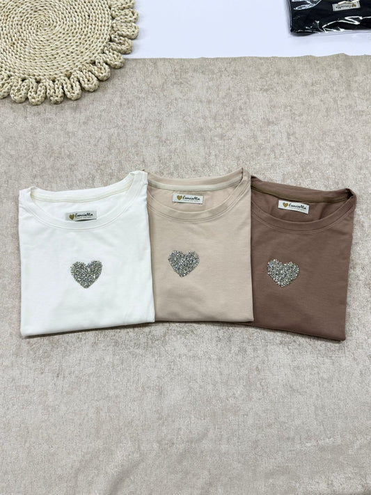 camiseta con corazón en frente de piedras
